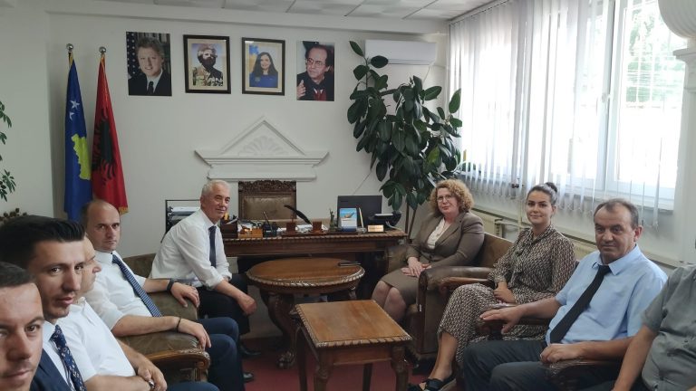 Rozeta Hajdari takohet me kryetarin e Dragashit, diskutohet për zhvillimin e turizmit