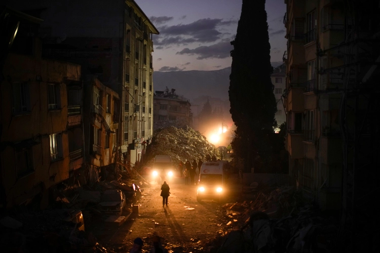 23 persona u lënduan nga tërmeti i mbrëmshëm në Turqi pasi u hodhën nga ndërtesat