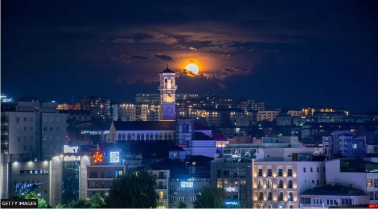 Superhëna nëpër botë, BBC shfaq edhe fotografinë nga Kosova