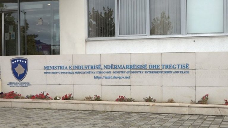 Policia, bastisje në Ministrinë e Industrisë, Tregtisë dhe Ndërmarrësisë