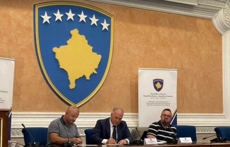 Ministria e Zhvillimit Rajonal nënshkruan 130 kontrata të granteve
