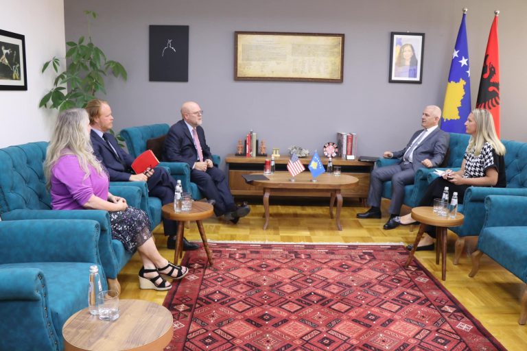 Sveçla falënderon ShBA-në për donacionin prej 250 kamerave trupore për Policinë e Kosovës