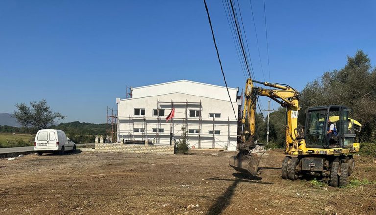 Rinovimi i Sallës së Sporteve në fshatin Romajë të Hasit drejt përfundimit