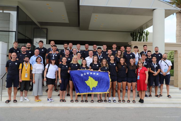 Kurti viziton ekipin e Kosovës që ndodhet në Heraklion të Greqisë për Lojërat Mesdhetare në rërë