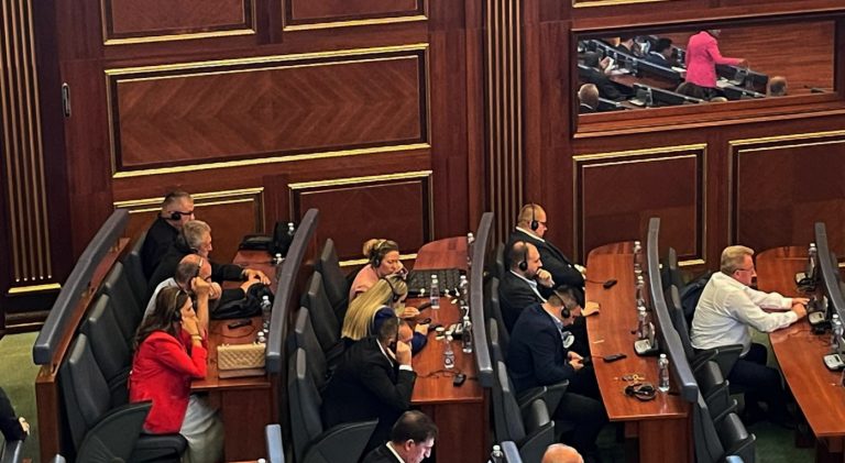 Deputetët e Listës Serbe nënshkruajnë betimin për mbrojtjen e sovranitetit të Kosovës