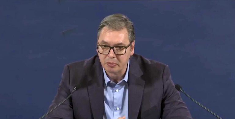 Vuçiq për vendimin e BQK-së për dinarin: Më dalin lotët kur shohë serbët që presin para bankomateve