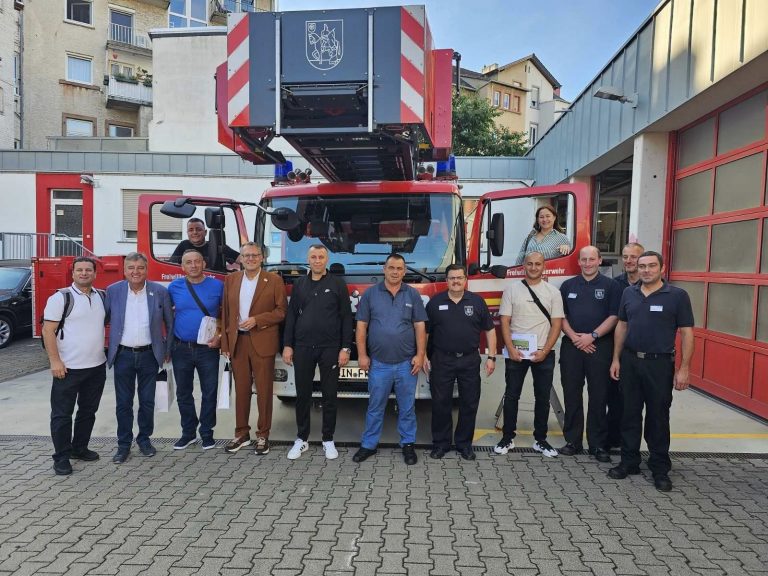 Zjarrfikësit prizrenas trajnohen në Gjermani, së shpejti do të marrin si donacion automjetin me shkallë në lartësi deri 30m