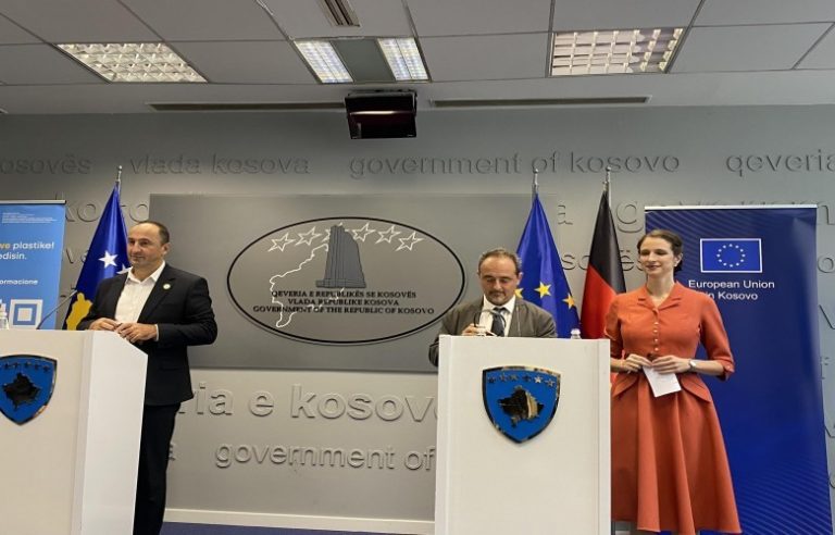 Liburn Aliu: Qeset e plastikës do të blihen me para, disa ndalohen tërësisht