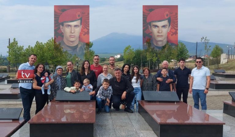 Në 26 vjetorin e rënies së tyre për liri, përkujtohen dëshmorët e kombit, Asret dhe Arsim Poniku