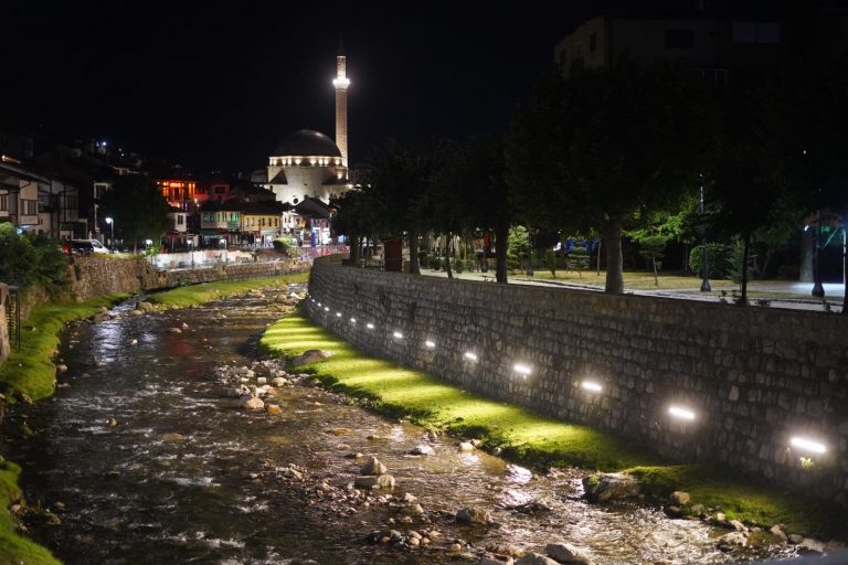 Reagim nga “ Ec Ma Ndryshe”: Komuna e Prizrenit instalon ndriçim në shtratin e Lumbardhit pa pëlqim të organeve të trashëgimisë kulturore
