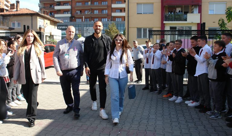 Vedat Muriqi viziton shkollën “Emin Duraku” në Prizren, tregon për hapat rreth suksesit të tij