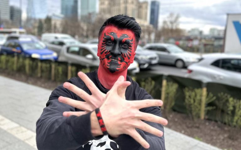 UEFA publikon fotografi me shqiponjën dykrenare në fytyrat e tifozëve shqiptarë