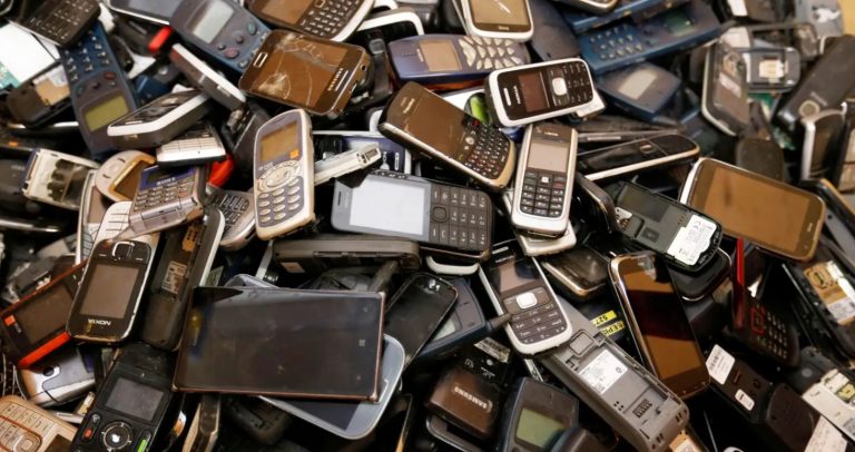 A e dini se qytetarët e BE-së mbajnë 700 milionë celularë të vjetër në sirtarët e tyre