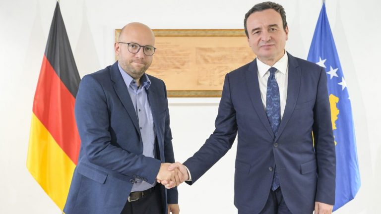 Kurti takoi emisarin Sarrazin, temë situata e sigurisë në Kosovë