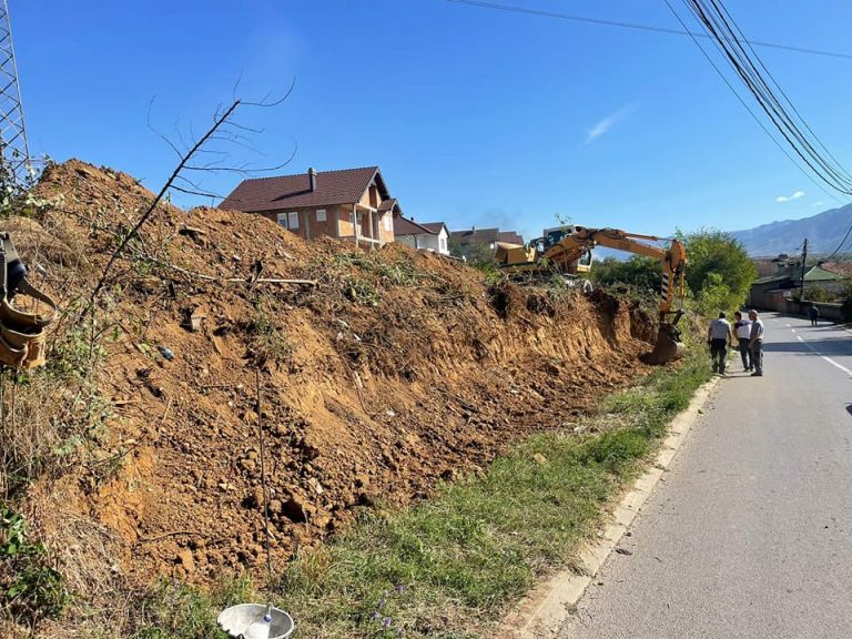 Fillon ndërtimi i trotuarit të ri nga fshati Piranë në drejtim të fshatit Reti