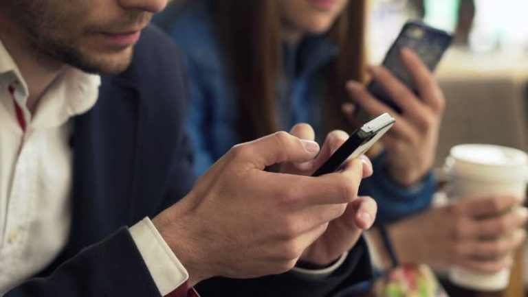 Koha e tepërt në “Instagram”, “TikTok” dhe “X” shkakton depresion dhe ankth