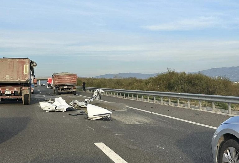 Kamioni e ndanë në gjysmë një veturë në autostradën Suharekë-Prizren (Pamje)