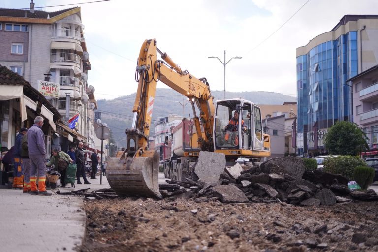 Largohet asfalti i vjetër për tu shtruar asfalti i ri pranë tregut “Qylhan”