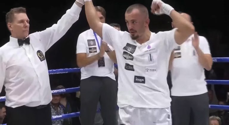 Armend Xhoxhaj shkëlqen, mposht me nokaut Çekun, Adam Kolarik