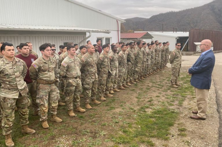 Hovenier viziton ushtarët amerikanë në Ditën e Falënderimeve, flet për lidhjet e forta Kosovë-ShBA