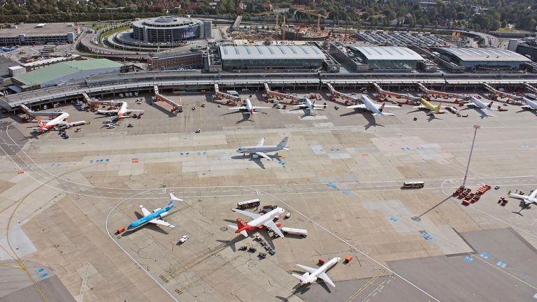 Babai mori pengë vajzën 4 vjeçare, parkohet me veturë nën aeroplan në aeroportin e Hamburgut në Gjermani