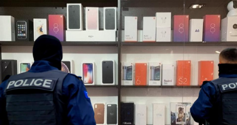 Aksioni i policisë në Prishtinë: Mbyllet një Mobishop, konfiskohen 118 telefona të mençur