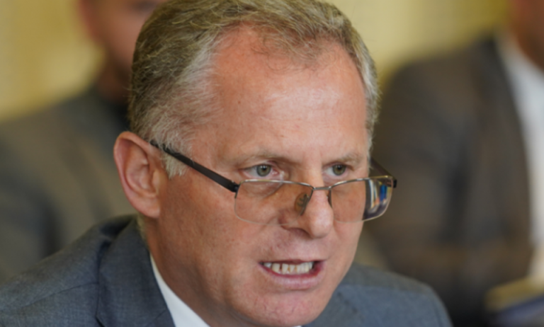 Bislimi e akuzon Serbinë për diskriminim agresiv të shqiptarëve në Luginë