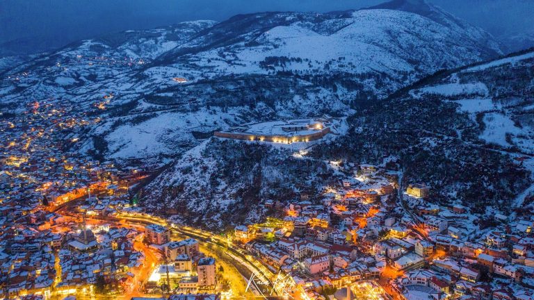 Kryetari Totaj ju uron të dielë të bukur qytetarëve me pamje të Prizrenit të mbuluar nga bora