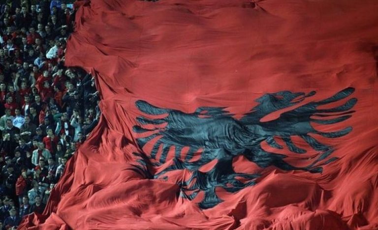 Nga shpalosja e flamurit në stadium, deri tek fishekzjarret – agjenda e natës festive në “Air Albania”