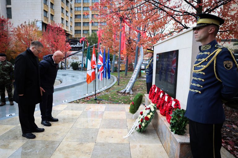 Haradinaj dhe ambasadori Abbott bëjnë nderime pranë Memorialit të Dëshmorëve Britanikë
