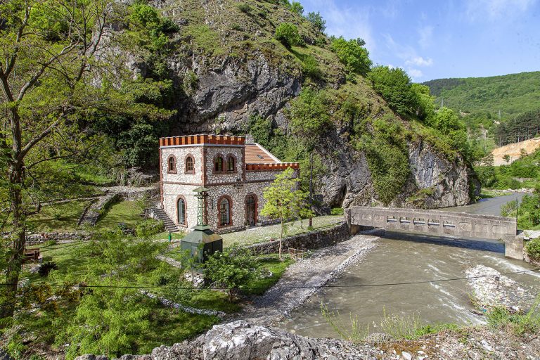 Kryetari Totaj ndan pamje të Hidroelektranës së Prizrenit: Një prej perlave turistike të qytetit tonë