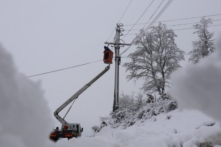 Reshjet e borës lënë pa rrymë disa pjesë të Prizrenit