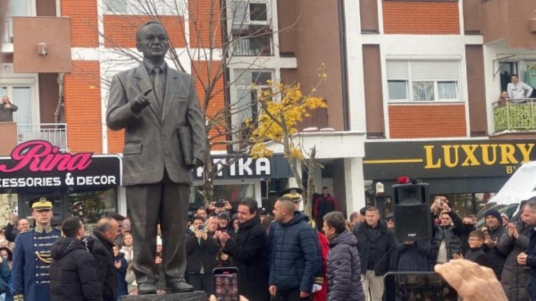 Zbulohet shtatorja e Adem Demaçit në Podujevë, Kurti: Ai e ktheu lirinë në kusht të ekzistencës