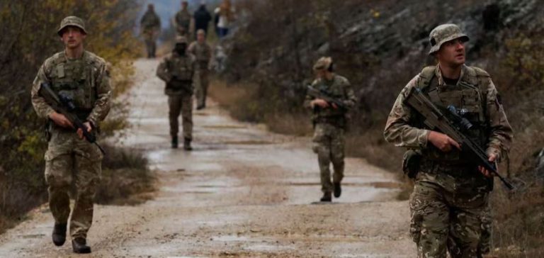 Trupat britanike patrullojnë kufirin Kosovë-Serbi