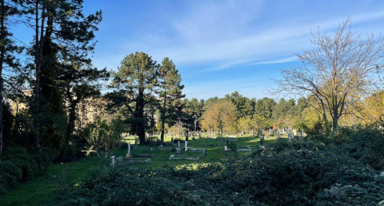 Gjenden mbishkrime e flamuj te varrezat ortodokse dhe të krishtera në Prizren, nisin hetimet për nxitje të përçarjes