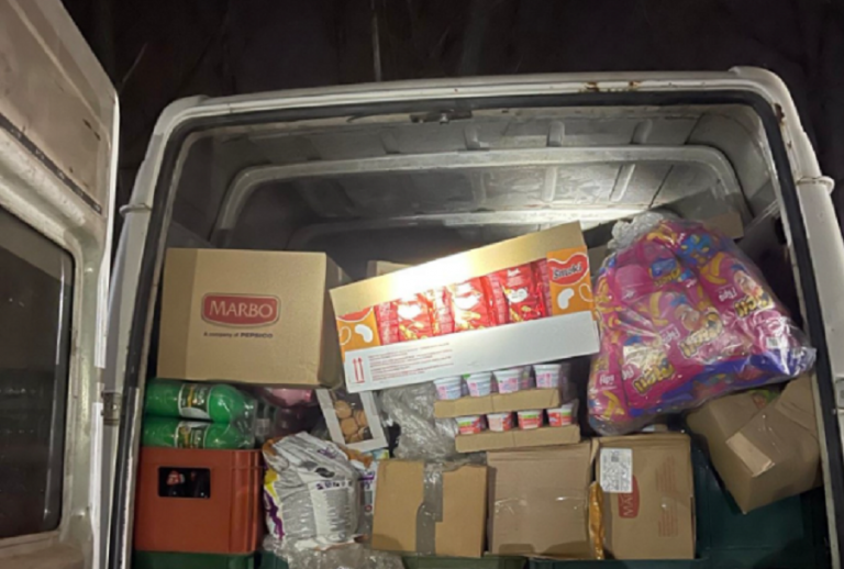 Policia kap një kombi në Veri: Po kontrabandonte mallra