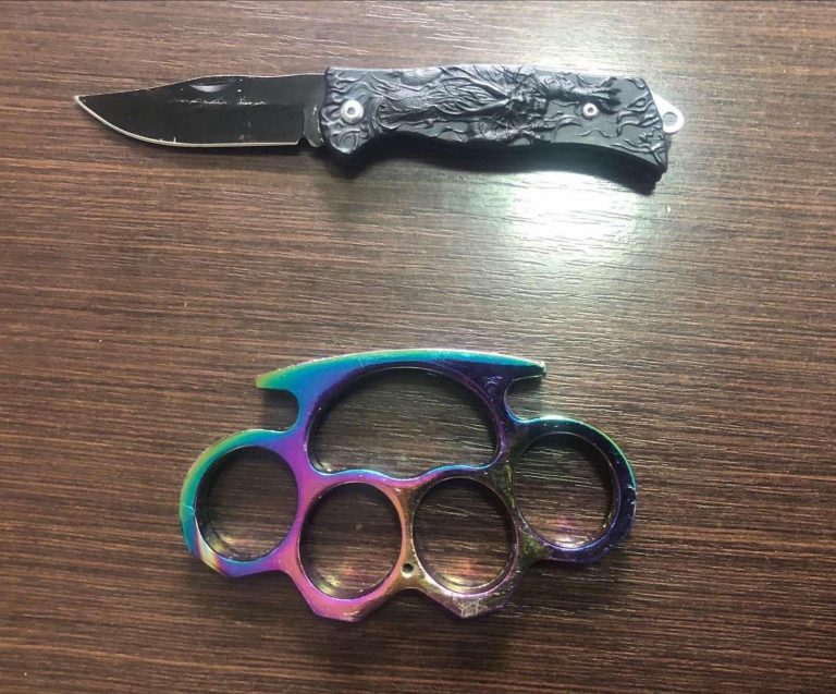 Një nxënësi në Suharekë, i gjenden një boks hekuri dhe një thikë në çantë