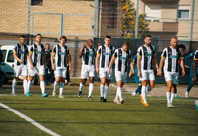 Tri ndeshje luhen sot në Superligë, skuadra prizrenase Liria përballet me Gjilanin