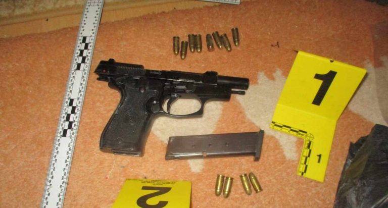 Arrestohet një person në fshatin Greikoc të Suharekës, përdori dhunë në familje dhe iu gjet armë në shtëpi