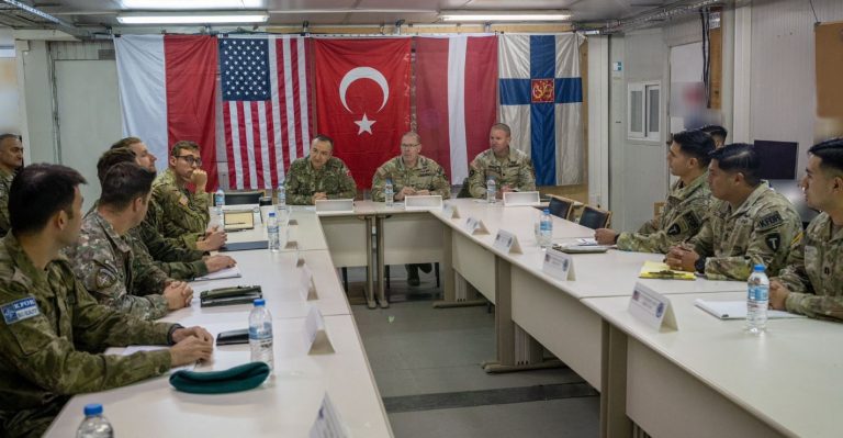 Komandanti i KFOR-it qëndron për vizitë në kampin Novo Selo