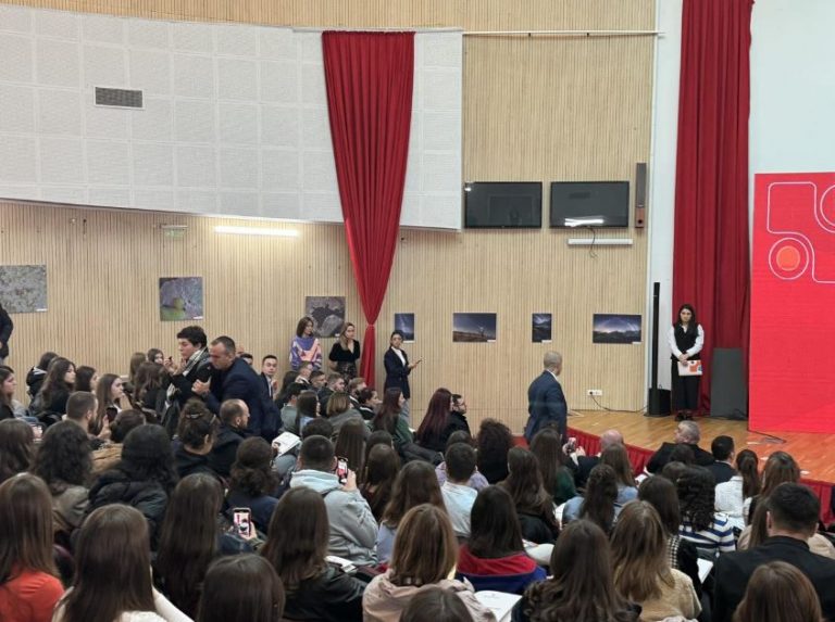 Një aktiviste e pengon fjalimin e Kurtit, mbrojtja e afërt e nxjerr jashtë