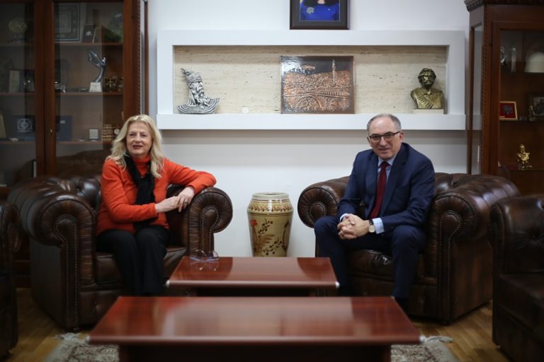 Totaj priti në takim Edita Tahirin