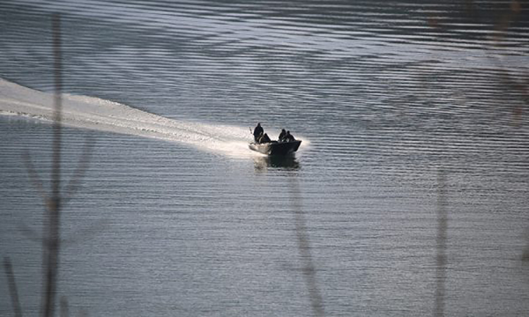 KFOR-it patrullon edhe me varkë në Liqenin e Ujmanit