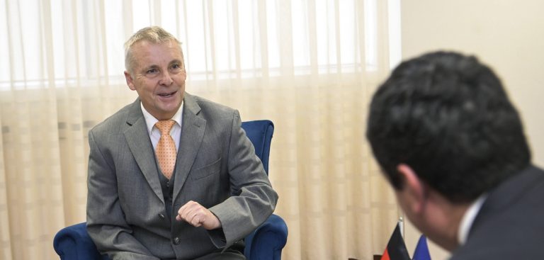 Rohde: Po i bëjmë thirrje Qeverisë që të bëjë disa gjëra – ndonjëherë dëgjojnë, ndonjëherë jo