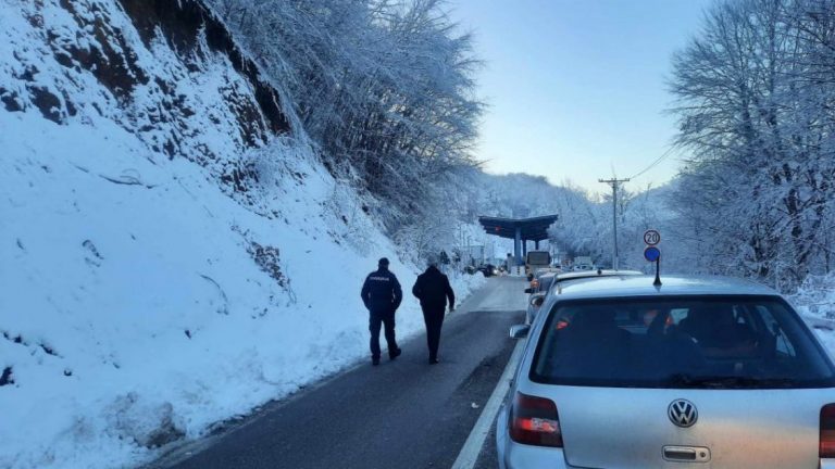 Policia angazhoi personel shtesë në pikat kufitare Kosovë – Serbi, për ta menaxhuar fluksin