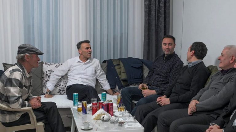 Kryeministri Kurti në natën e ndërrimit të viteve, viziton në shtëpi Lulzim Hetemin