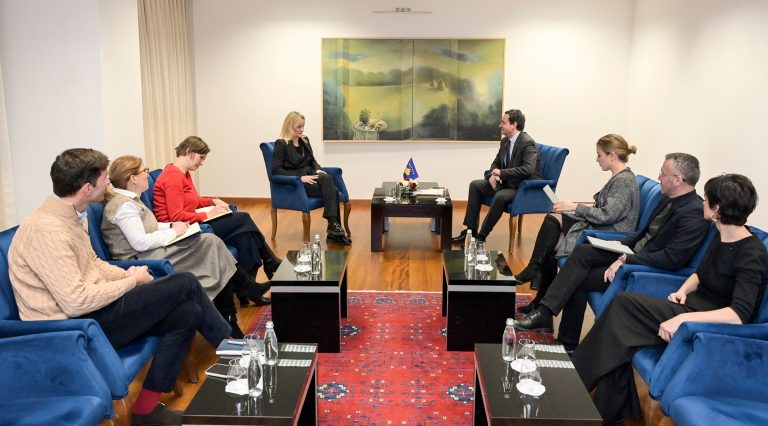 Kurti takon Cramon, diskutojnë për zgjedhjet në BE, zhvillimet në rajon dhe agjendën e qeverisë për këtë vit