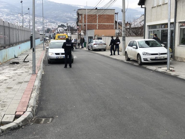 Vozitësit nuk respektojn rregullat dhe pengojn procesin mësimor në shkollat tek lagjja “Bajram Curri”, policia shton kontrollet