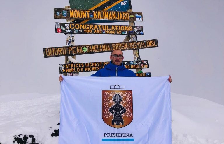 Alpinisti nga Kosova ngjitet në majën e Kilimanxharos
