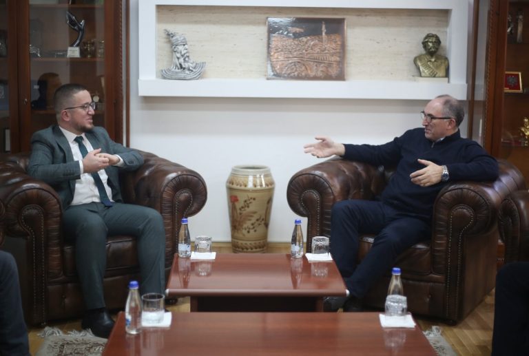 Shaqir Totaj takohet me kryetarin e Këshillit të Bashkësisë Islame në Prizren, Besim Berisha